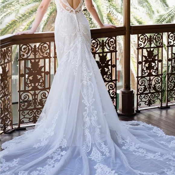 Wedding dress. Essence of Australia size 8 (corset added so can fit 4-10. D3153 - Picture 4 of 6